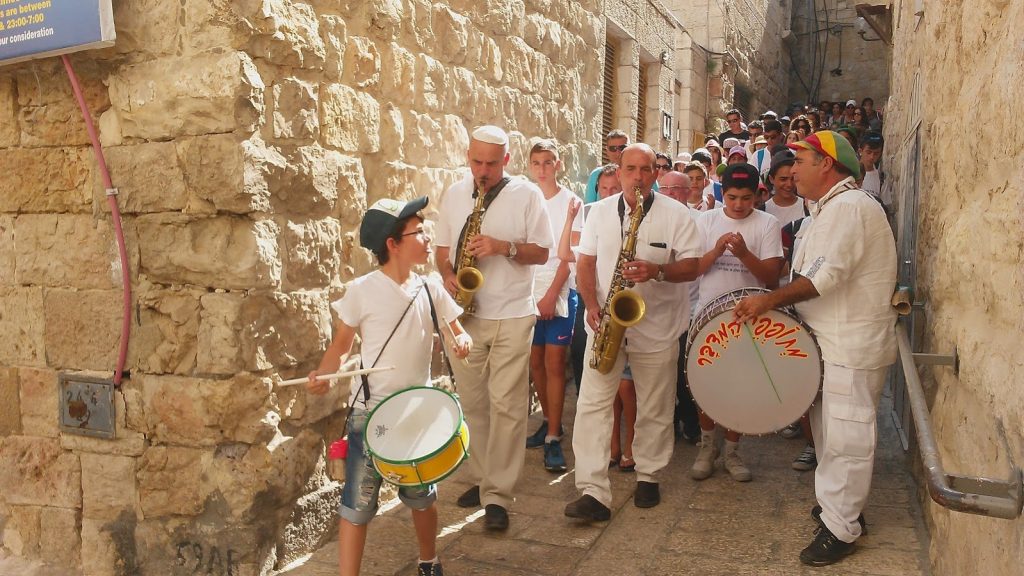 מתופפים בכותל - שער ציון מתופפים בירושלים לבר מצווה בכותל.